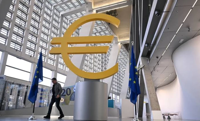  Το δίλημμα για την ΕΚΤ για τα επιτόκια και το όριο των $100